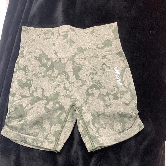 Gymshark Camo Green Shorts - Picture 1 of 4